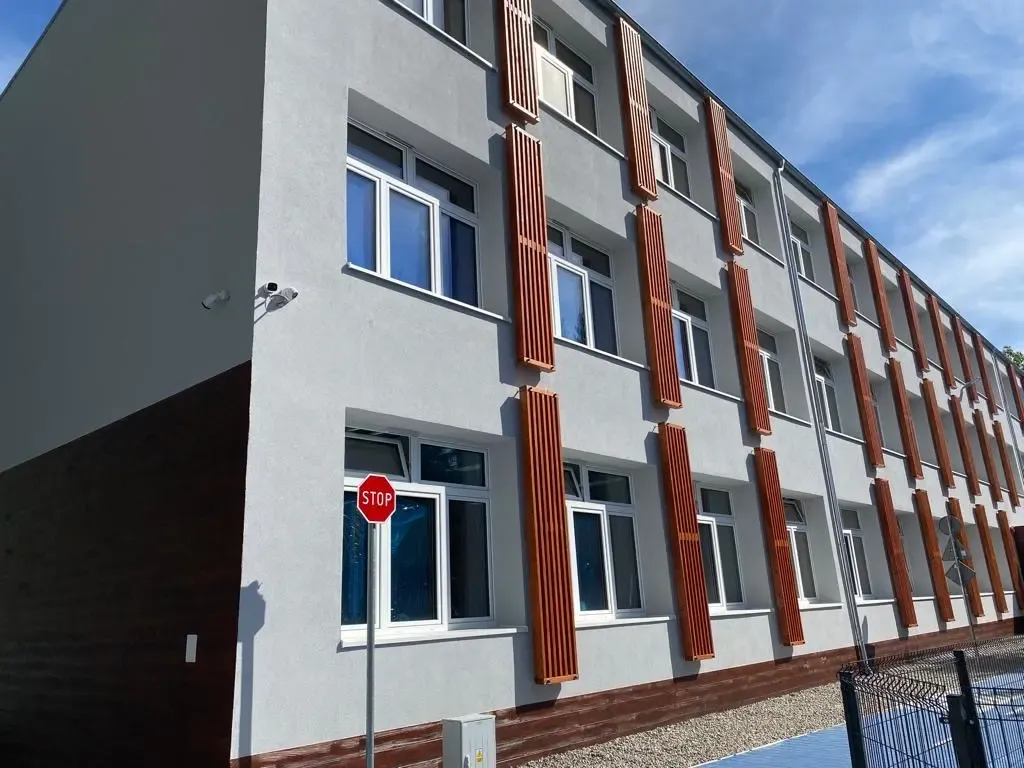 Dekor elewacyjny szkoły Pozostałe