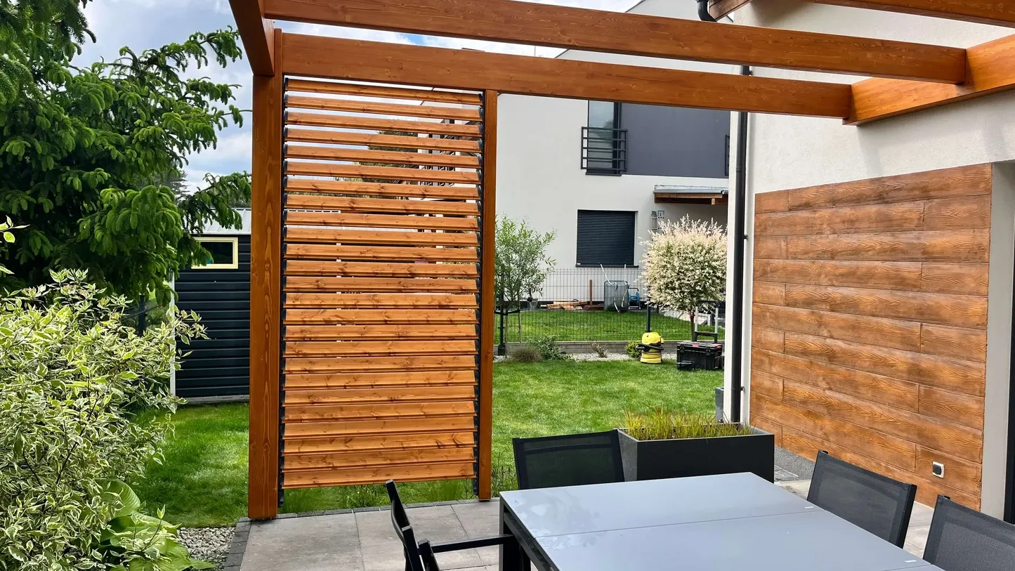 Pergola z systemem ruchomych deseczek Pergole