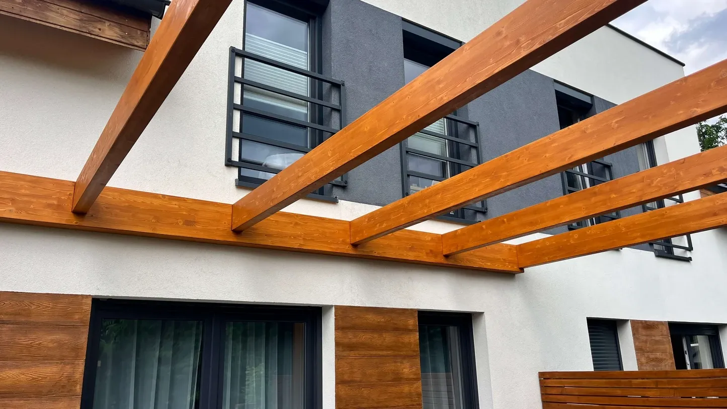 Pergola z systemem ruchomych deseczek Pergole