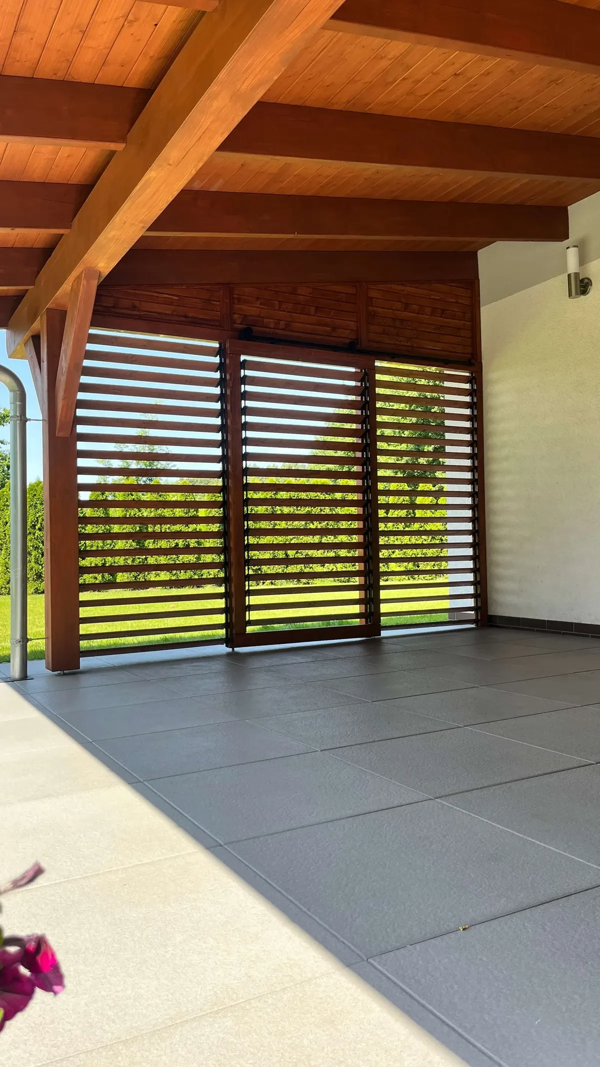 Ściana w systemie ruchomych deseczek Ruchome deseczki