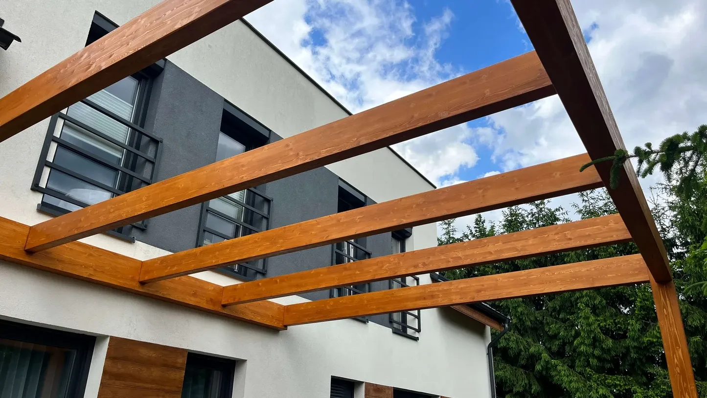 Pergola z systemem ruchomych deseczek Pergole