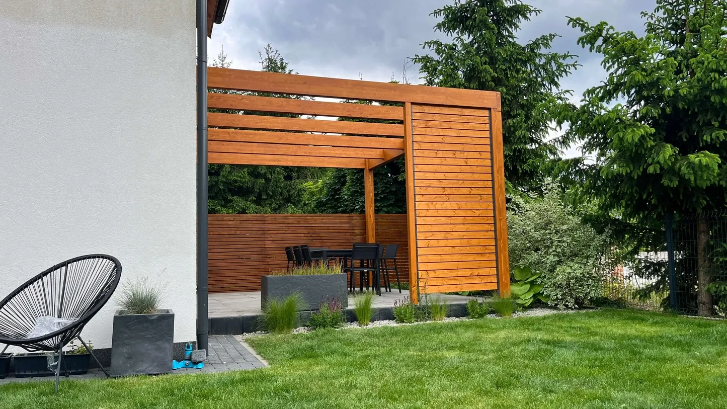 Pergola z systemem ruchomych deseczek Pergole