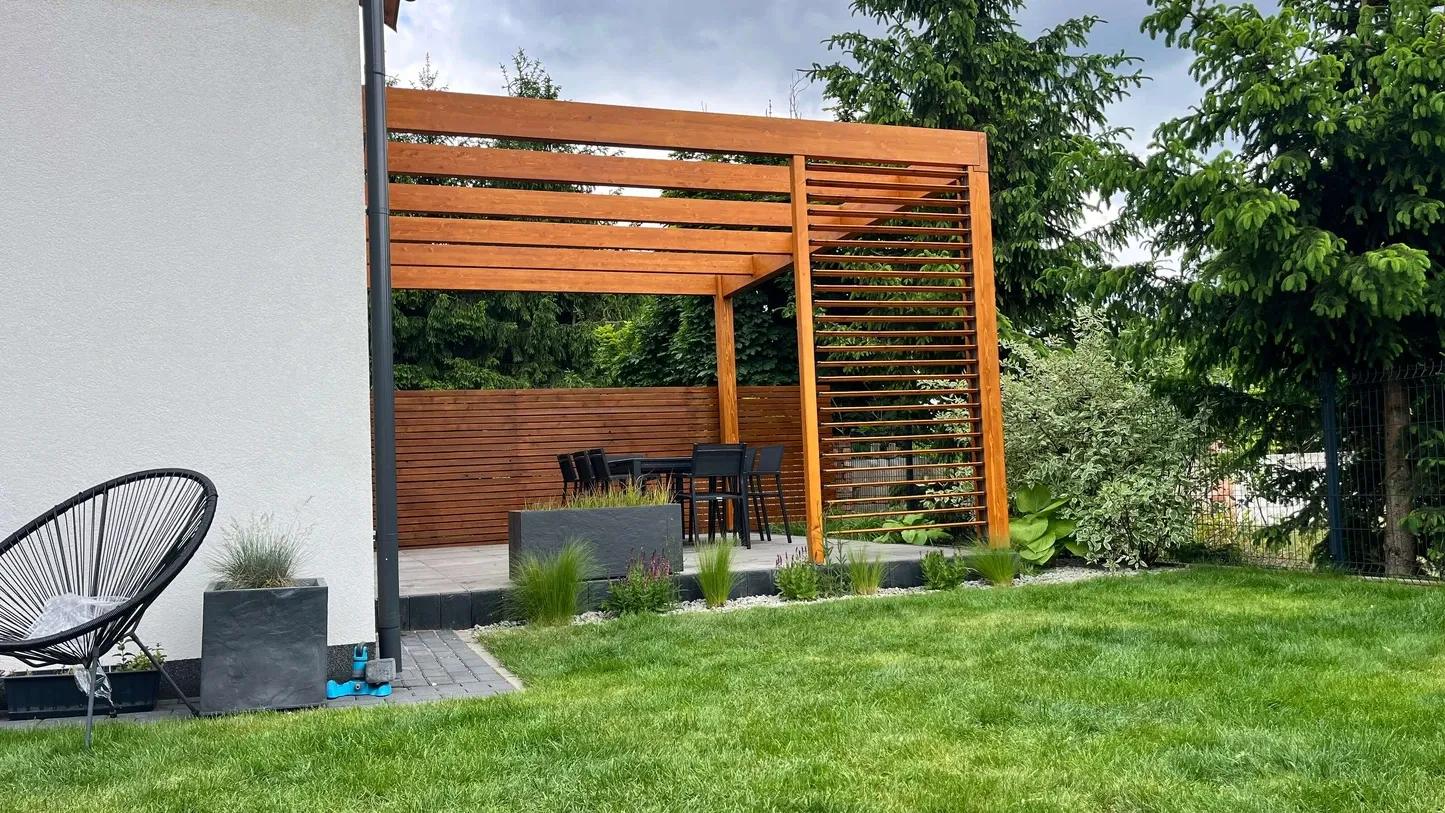 Pergola z systemem ruchomych deseczek Pergole