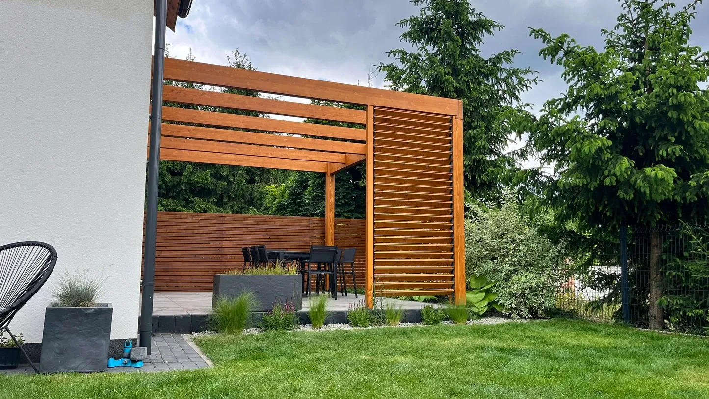 Pergola z systemem ruchomych deseczek Pergole