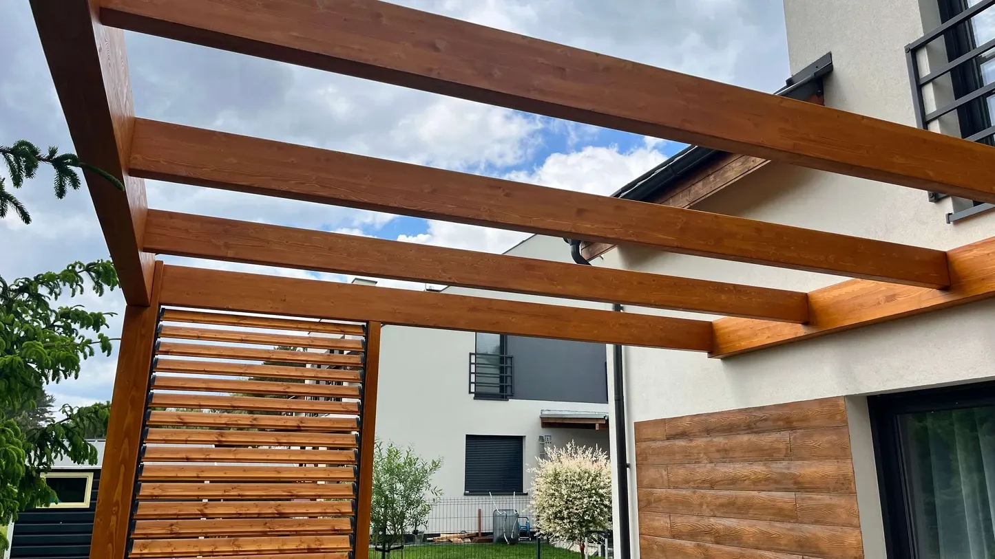 Pergola z systemem ruchomych deseczek Pergole