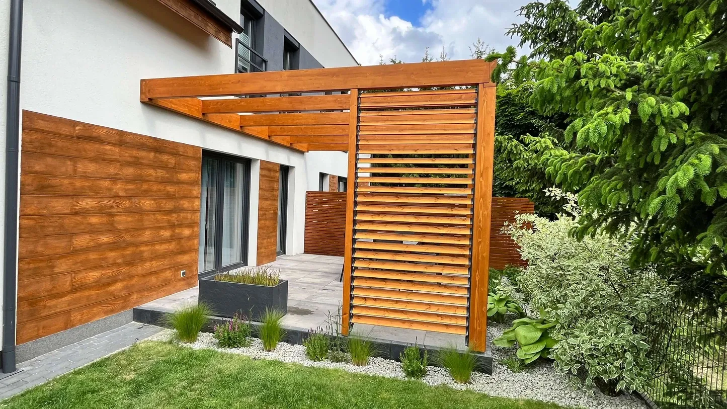 Pergola z systemem ruchomych deseczek Pergole