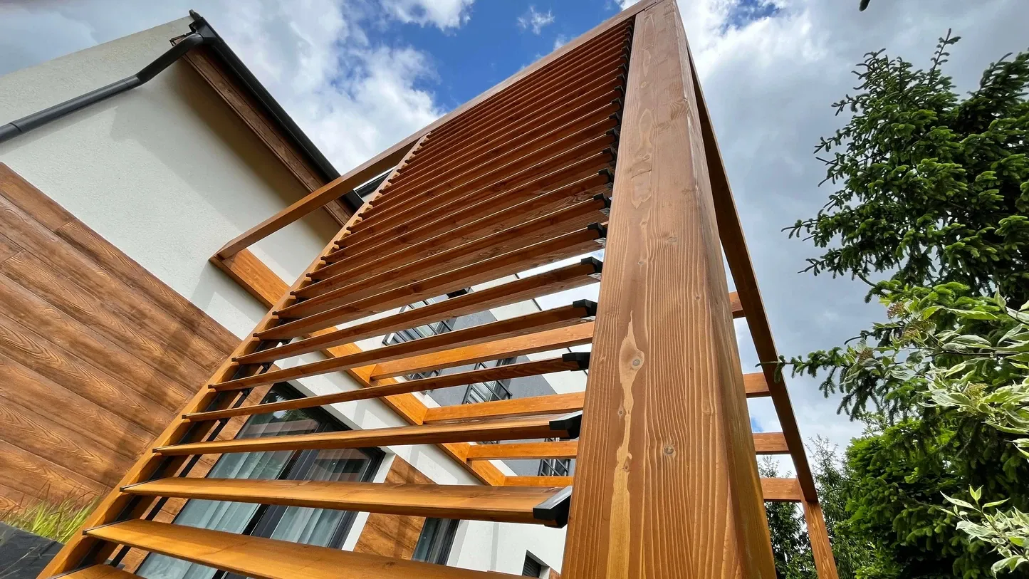 Pergola z systemem ruchomych deseczek Pergole