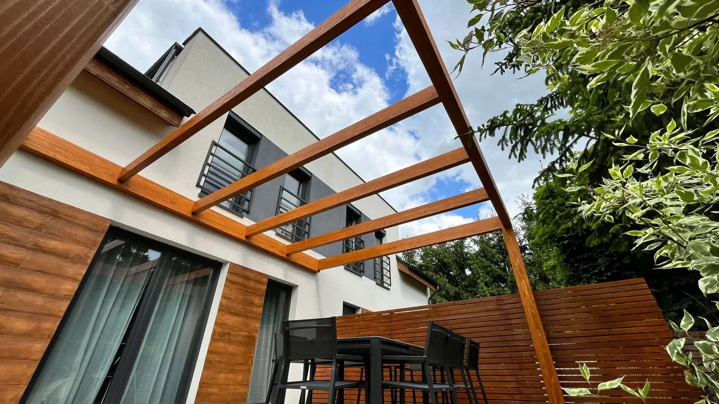 Pergola z systemem ruchomych deseczek Pergole