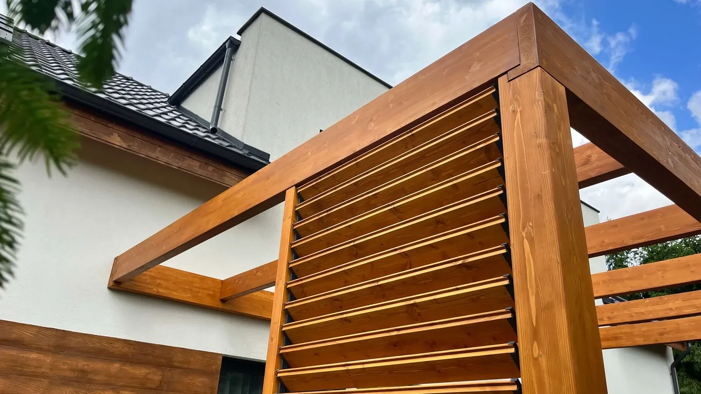 Pergola z systemem ruchomych deseczek Pergole
