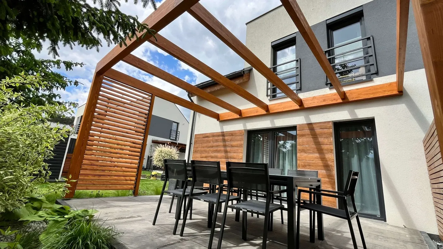 Pergola z systemem ruchomych deseczek Pergole